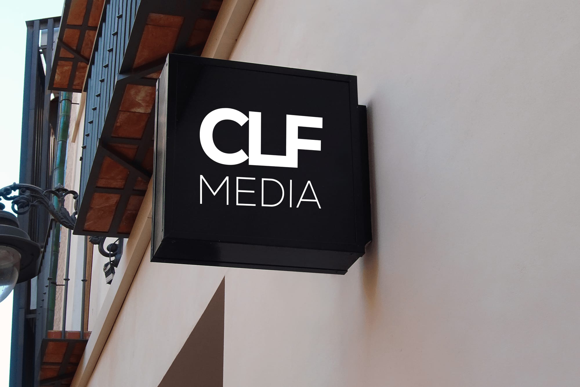 Clf Medias logotyp på en upplyst skylt utanför deras lokal