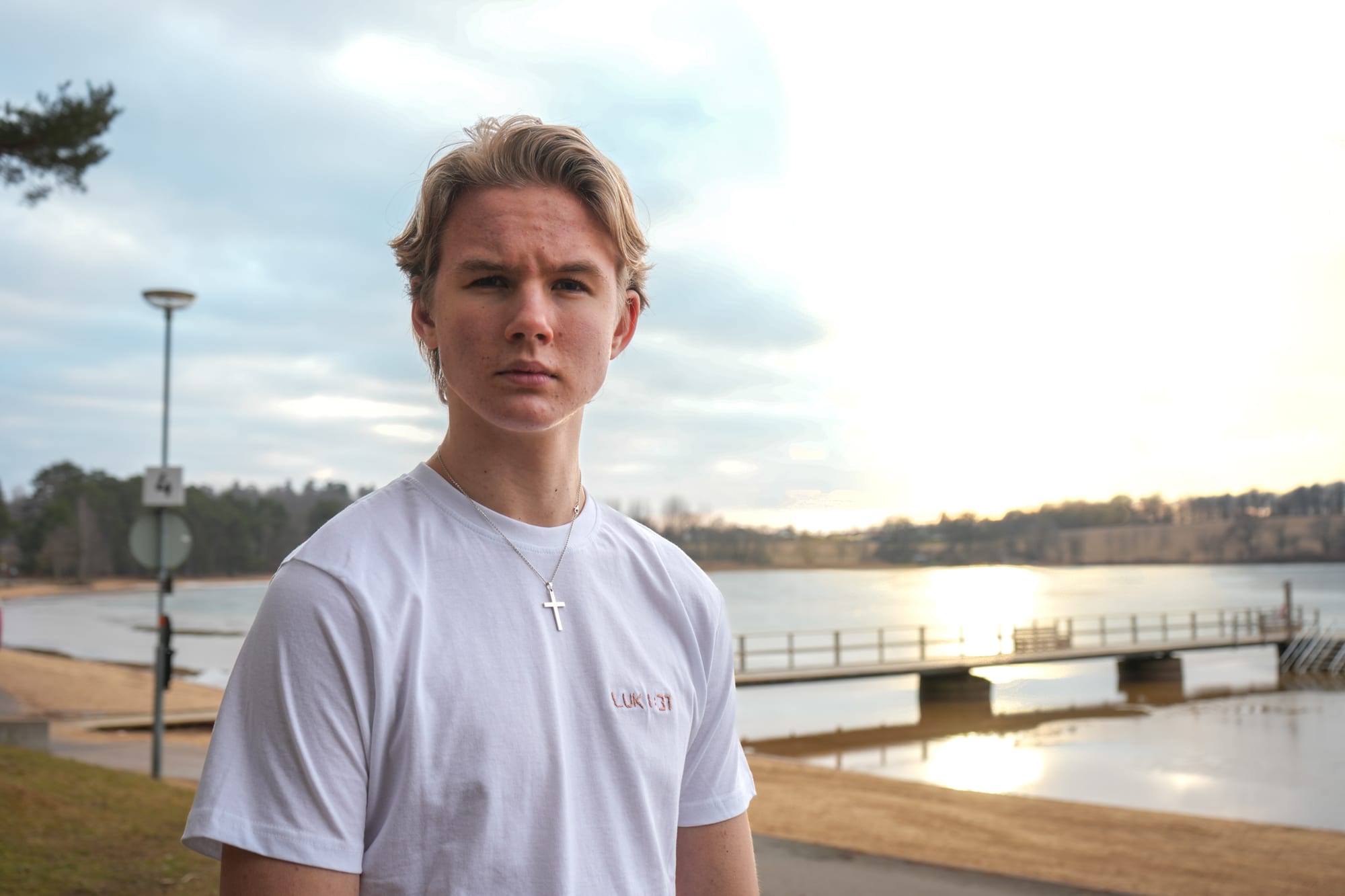 Porträtt i en broderad EM Brothers-tröja vid vattnet